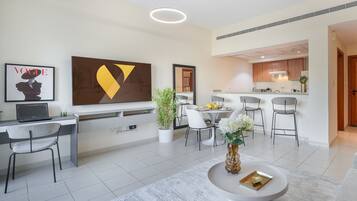 Luxe appartement | Woonruimte | Een 65-inch ledtelevisie met kabelzenders