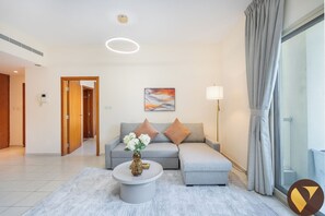 Apartamento de lujo | Zona de estar | Televisión LED de 65 pulgadas con canales por cable