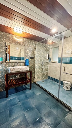 Deluxe Studio Suite | Bathroom | Shower, towels, soap, shampoo - New Common Home (Canacona)