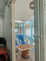 Tabla de planchar con plancha, cunas, wifi gratis y ropa de cama 