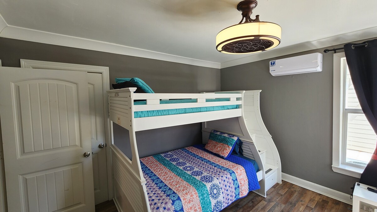 Photo 25 of Spacious 6-bedroom house in brilliant Houston with WiFi, AC