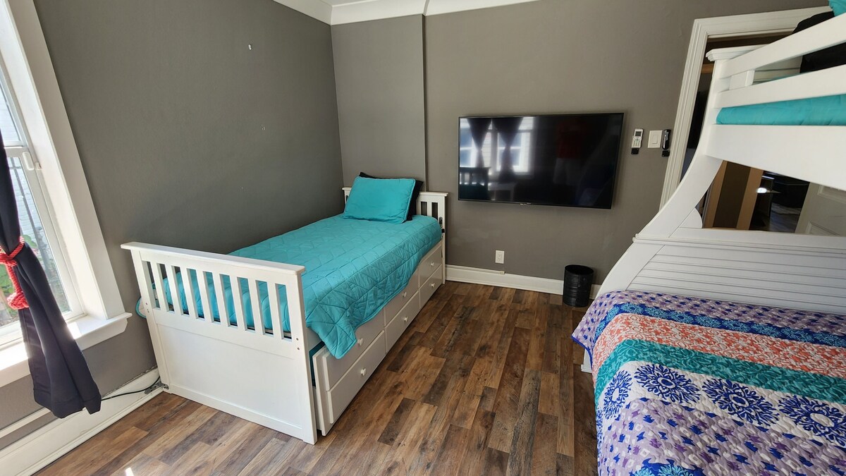 Photo 27 of Spacious 6-bedroom house in brilliant Houston with WiFi, AC