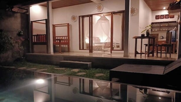 A modern house with a glass-enclosed pool, a dining area, and a bedroom with a canopy bed. - Hidden Point Villa 5 minutes to rice field walk. 1BD with Pool Walk to Ubud 

 (Bali)