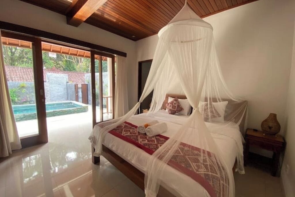 1 slaapkamer, een kluis op de kamer, een strijkplank/strijkijzer