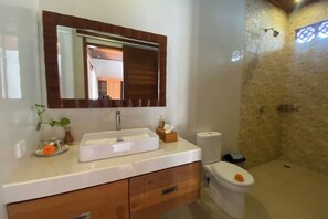 Shower, hair dryer, bidet, towels - Hidden Point Villa 5 minutes to rice field walk. 1BD with Pool Walk to Ubud 

 (Bali)