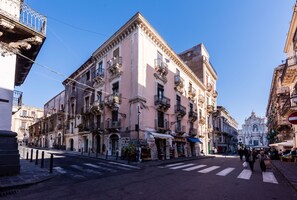 Un edificio histórico con balcones ornamentales y un estilo arquitectónico clásico.