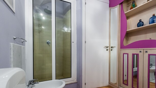 A bathroom with a shower, sink, and toilet. - Appartamento Goethe al Leon d Oro by Wonderful Italy (Catania)