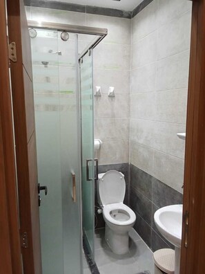 Badewanne und Dusche (separat), kostenlose Toilettenartikel, Hausschuhe