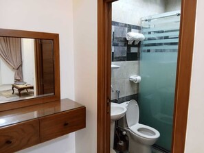 Een aparte badkuip en douche, gratis toiletartikelen, pantoffels