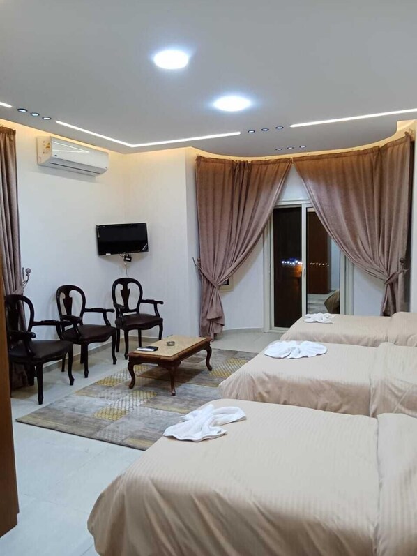 غرفة ديلوكس ثلاثية | تجهيزات عازلة للصوت وواي فاي مجانًا