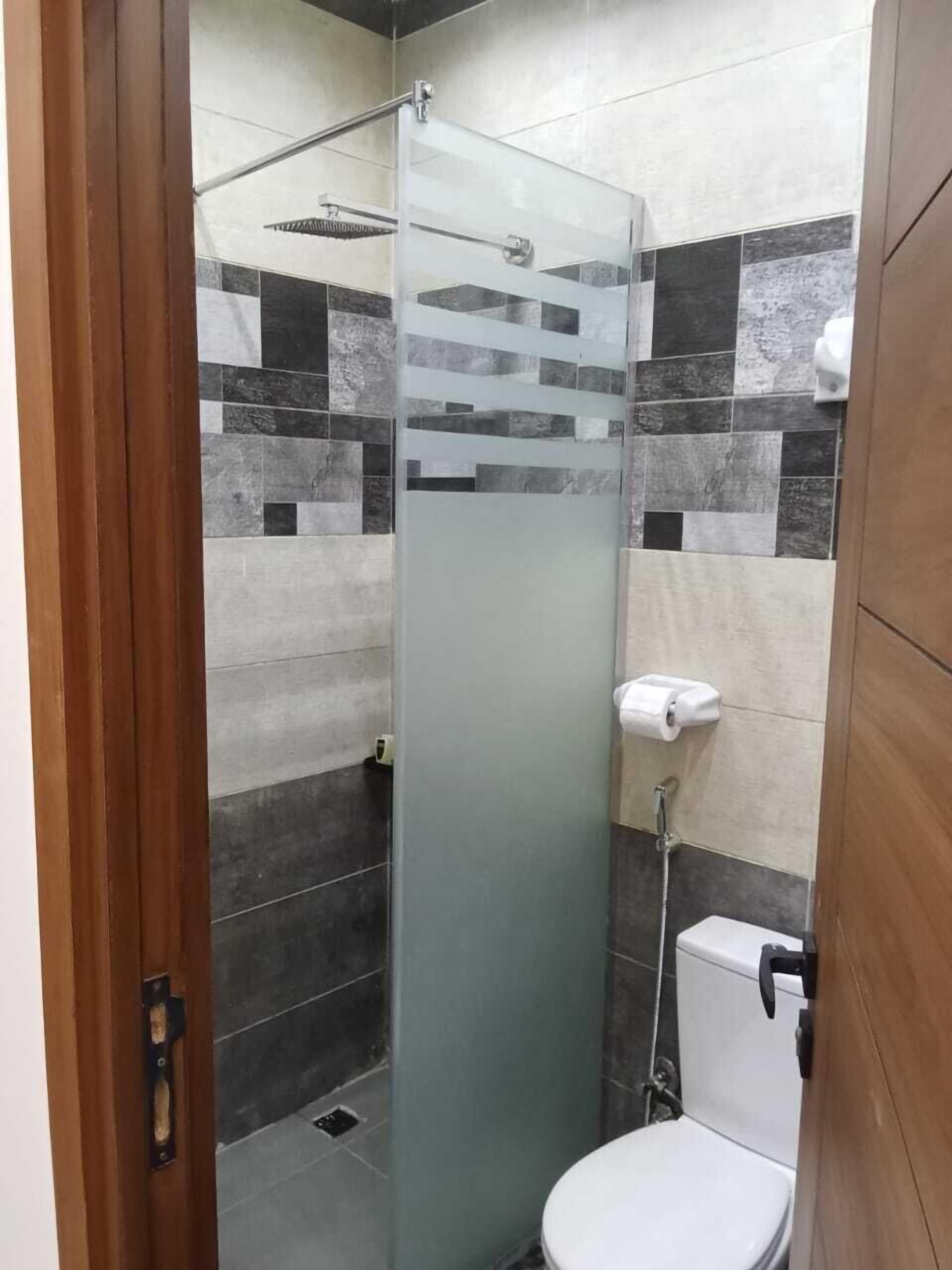 Chambre Quadruple Deluxe | Salle de bain | Baignoire et douche séparées, articles de toilette gratuits, chaussons