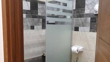 Chambre Quadruple Deluxe | Salle de bain | Baignoire et douche séparées, articles de toilette gratuits, chaussons