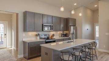 Réfrigérateur, four à micro-ondes, un four, surface de cuisson