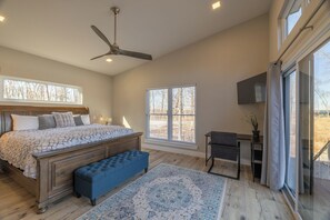 3 bedrooms, desk, WiFi, bed sheets