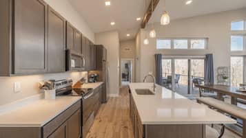 Réfrigérateur, four à micro-ondes, un four, surface de cuisson