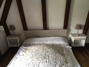 2 chambres, fer et planche à repasser, lit parapluie