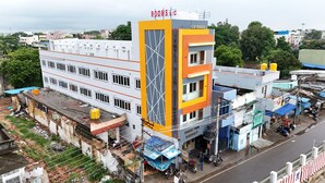 Un immeuble à plusieurs étages, sur lequel on peut voir une grande enseigne indiquant « View Residences », une autre indiquant « CS Tower » et une troisième indiquant « Rooms A/C ».