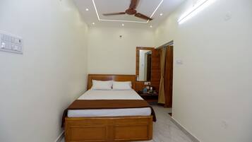 Chambre Double | Coin séjour | TV connectée de 32 pouces avec chaînes numériques