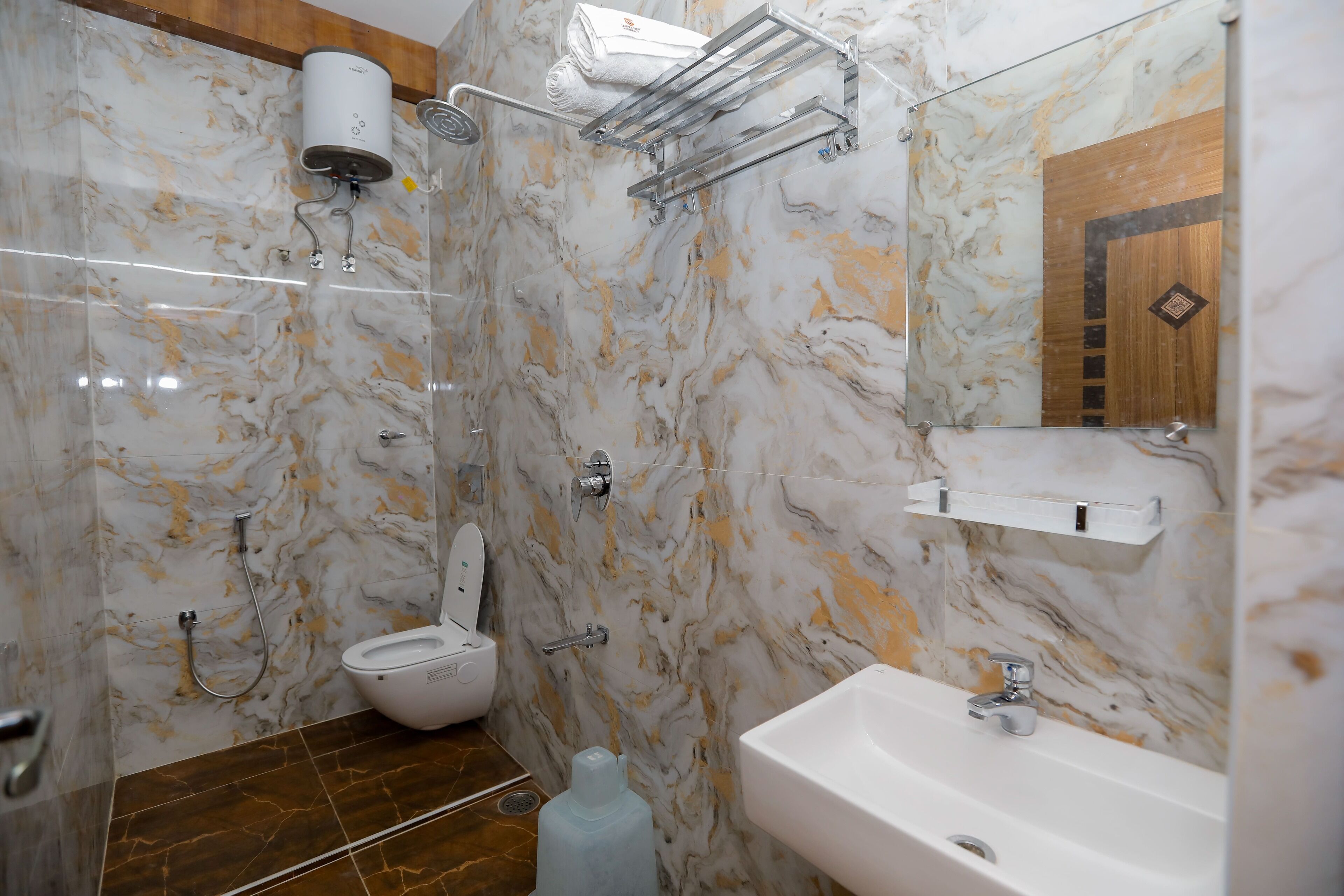 Family Quadruple Room | Bathroom | Shower, rainfall showerhead, free toiletries, bidet