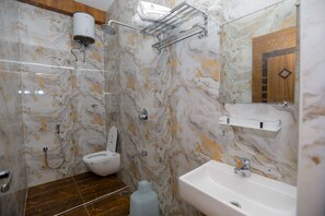 Family Quadruple Room | Bathroom | Shower, rainfall showerhead, free toiletries, bidet - Temple View Residency (Thiruvallur)