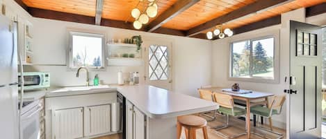 Wasserkocher mit Kaffee-/Teezubehör, Kühlschrank, Mikrowelle, Ofen