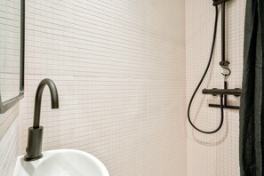 Towels, soap, toilet paper - 1 bedroom apartment in paris (Paris)