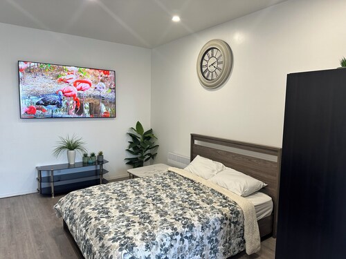 Loft moderne avec lit Queen et vue sur la mer