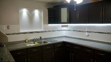 KĂŒhlschrank, Mikrowelle, Ofen, Herdplatte