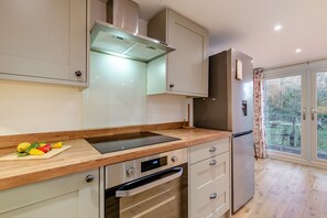 KĂŒhlschrank, Mikrowelle, Ofen, GeschirrspĂŒler