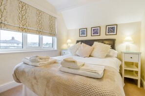 2 bedrooms, desk, travel cot, free WiFi