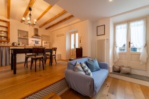 經典公寓 | 起居區 | 32-吋電視，提供數位頻道