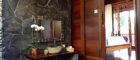 1 bedroom, in-room safe, iron/ironing board, free WiFi