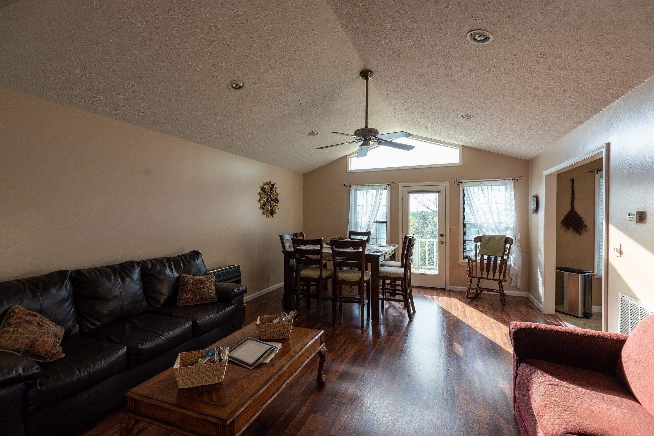 Télévision, lecteur de DVD, livres