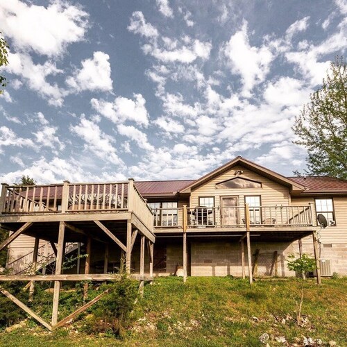 Farm house overlooking pastures by the Buffalo River. Perfect starry nights.