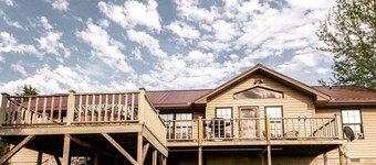 Farm house overlooking pastures by the Buffalo River. Perfect starry nights.