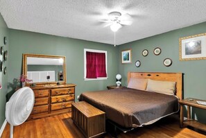 3 bedrooms, iron/ironing board, WiFi, bed sheets - Miner's Home by Kannegaard with Pool Table and Bar

 (Kellogg)