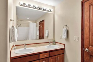 ヘアドライヤー、タオル、石鹸、トイレットペーパー
