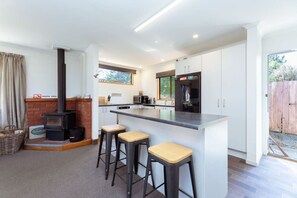 Fridge, microwave, oven, dishwasher - Spaxton Cottage - Methven (Methven)