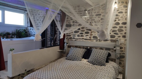 1 bedroom, WiFi, bed sheets - Quiet gîte in the heart of nature with private hot tub (Balansun)