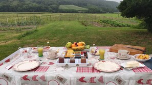 Outdoor dining - Quiet gîte in the heart of nature with private hot tub (Balansun)