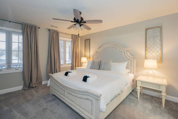 3 bedrooms, desk, iron/ironing board, WiFi - Quaint 3Bedroom Home w/ King Bed & Fenced Backyard (Lynchburg)