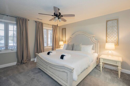 Quaint 3Bedroom Home w/ King Bed & Fenced Backyard