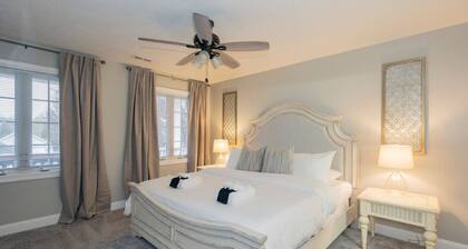 Quaint 3Bedroom Home w/ King Bed & Fenced Backyard