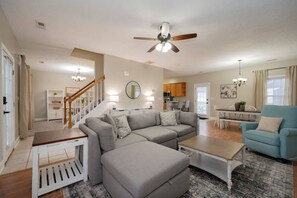 TV - Quaint 3Bedroom Home w/ King Bed & Fenced Backyard (Lynchburg)