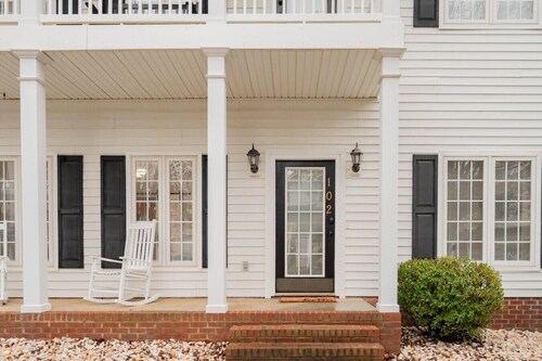 Quaint 3Bedroom Home w/ King Bed & Fenced Backyard