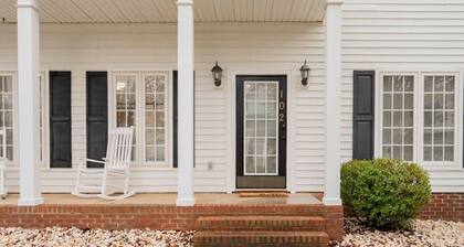 Quaint 3Bedroom Home w/ King Bed & Fenced Backyard