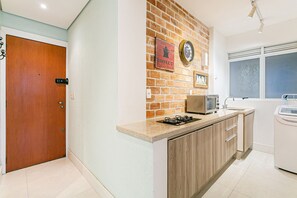 Kylskåp, mikrovågsugn, ugn och kaffe- och tebryggare