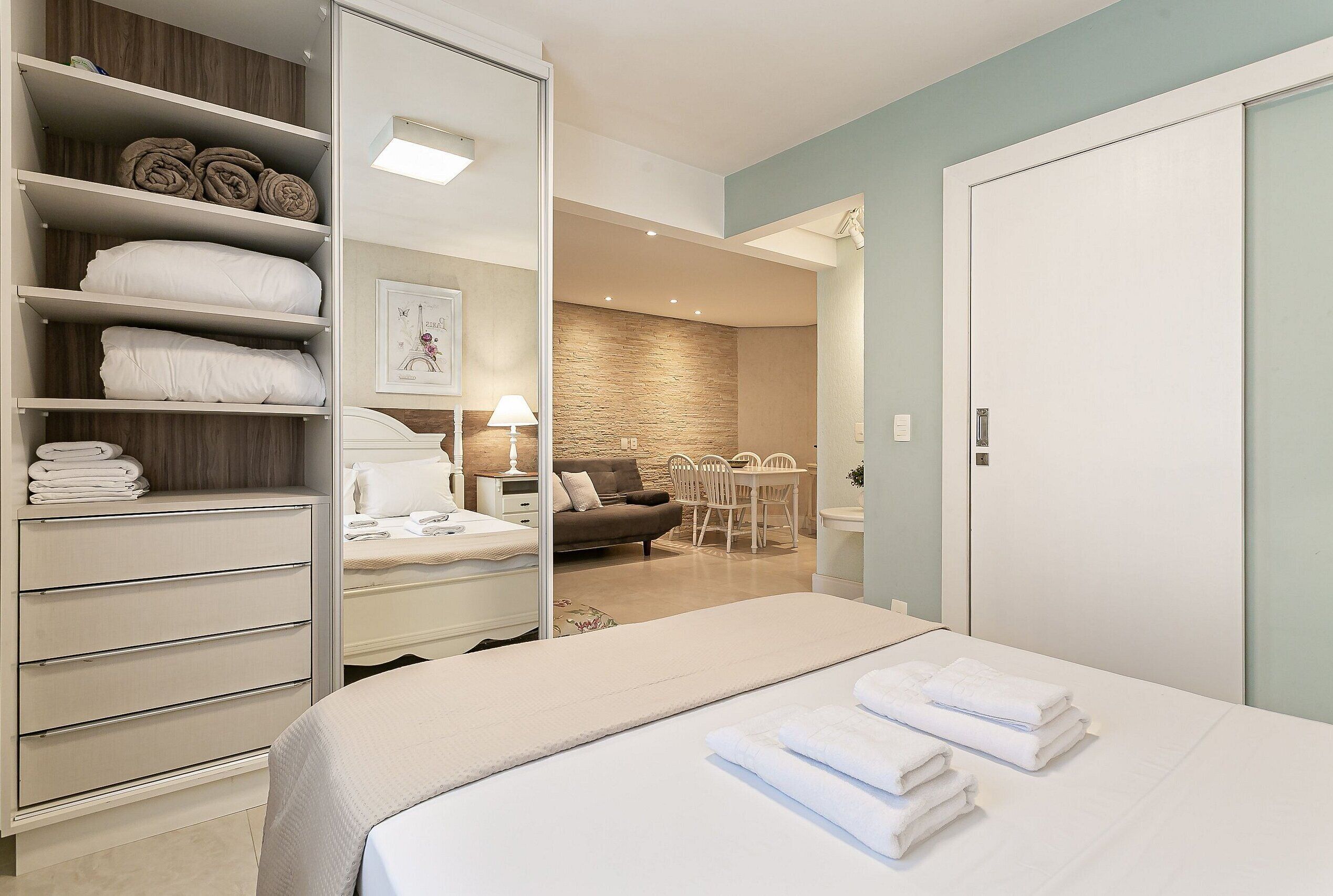 Iron/ironing board, Internet, bed sheets