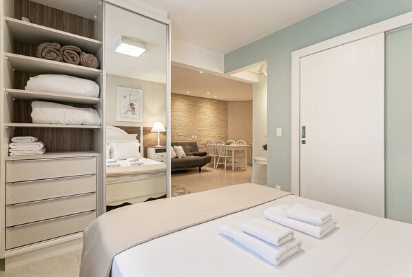 Strykjärn/strykbräda, internet och sängkläder