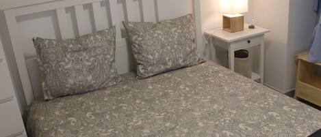 1 bedroom, bed sheets